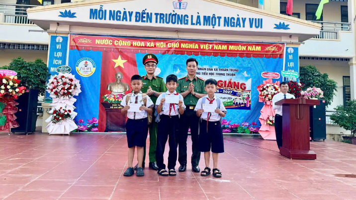Công an xã Thuần Trung tham dự dự khai giảng, tiếp sức đến trường