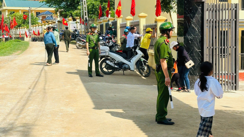 Công an xã na Loi tăng cường bảo đảm an toàn giao thông khu vực trường học