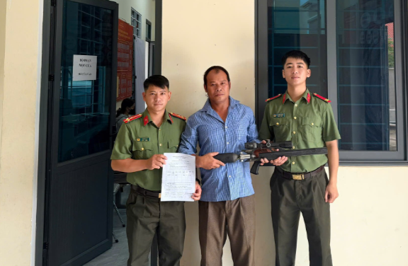 Công an xã tiếp nhận người dân tự nguyện giao nộp vũ khí