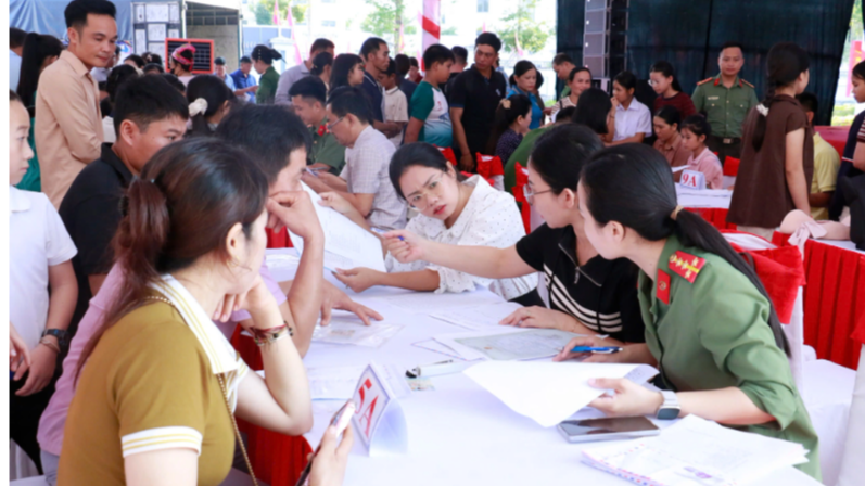 Trường Văn hóa Công an nhân dân VI làm thủ tục nhập học cho học sinh