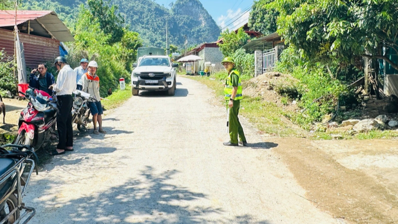 Công an xã Mỹ Lý ra quân giải tỏa vi phạm, chống tái lấn chiếm hành lang an toàn giao thông đường bộ