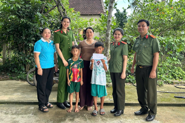 Công an xã Con Cuông đồng hành cùng “con đỡ đầu” trong năm học mới