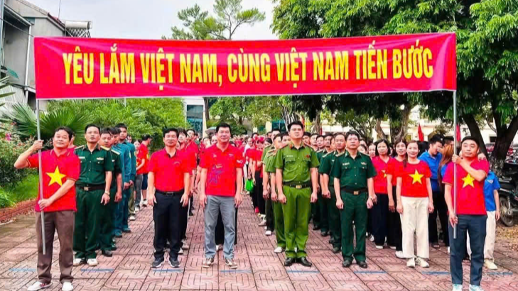 Công an xã Anh Sơn hưởng ứng chương trình “Cùng Việt Nam tiến bước”
