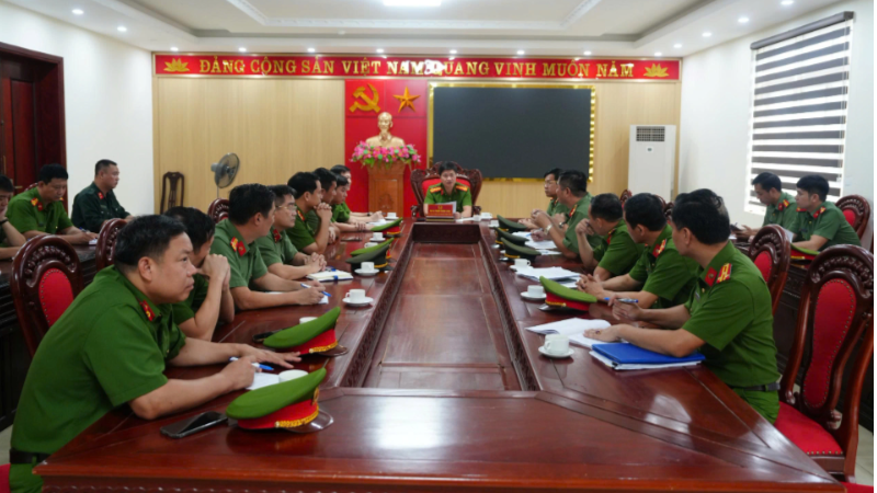 Đại tá Phạm Thành Long, Phó Giám đốc Công an tỉnh kiểm tra công tác chuẩn bị cho lễ ra quân huấn luyện thực binh năm 2026