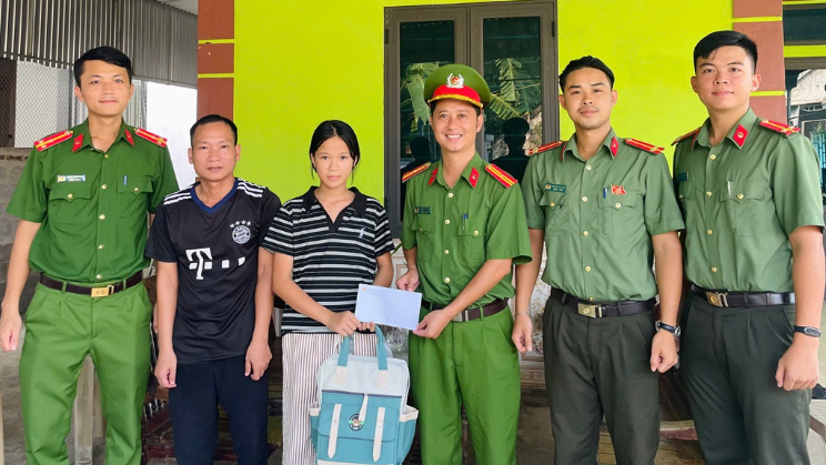 Công an xã Nghĩa Khánh trao quà tặng con đỡ đầu