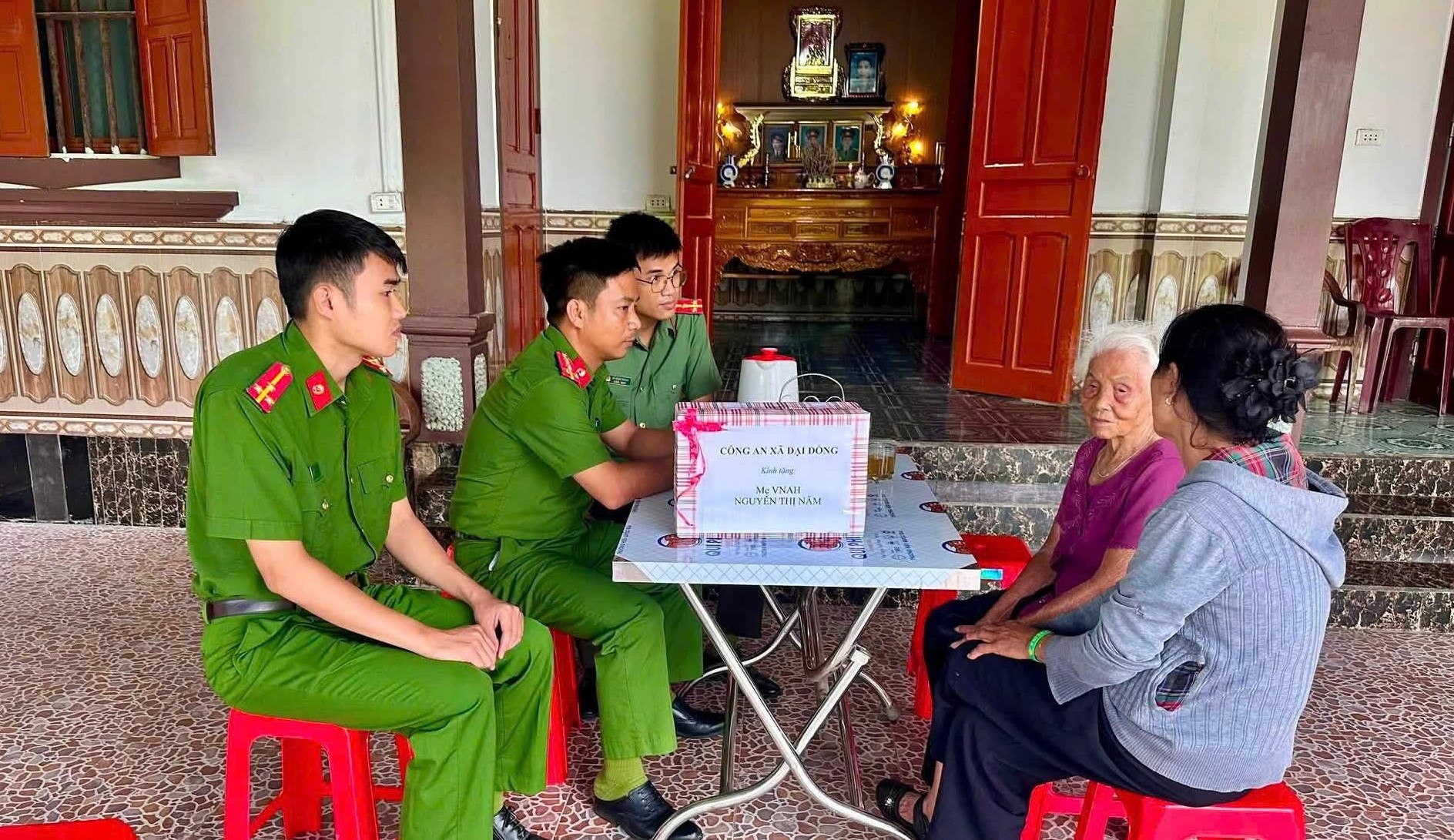 Công an xã Đại Đồng thăm, tặng Mẹ Việt Nam anh hùng Nguyễn Thị Năm