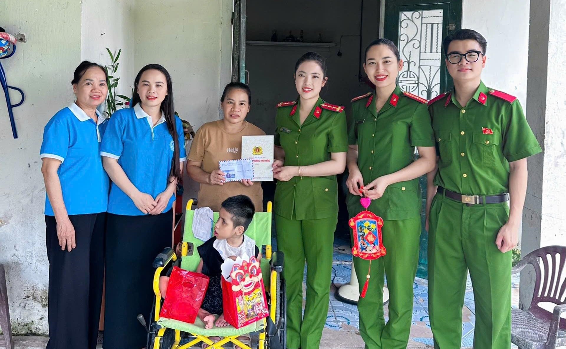 Chi hội Phụ nữ Công an phường Vinh Hưng trao quà Trung thu cho học sinh có hoàn cảnh khó khăn