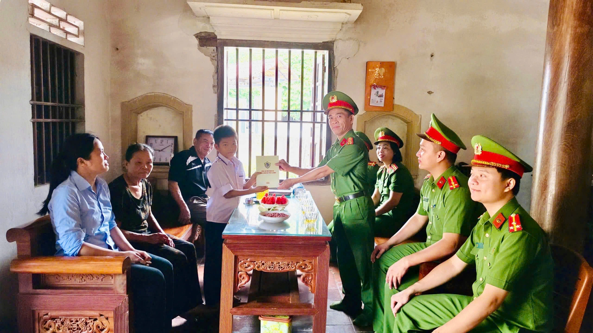 Thăm, tặng quà “con nuôi” trước thềm năm học mới