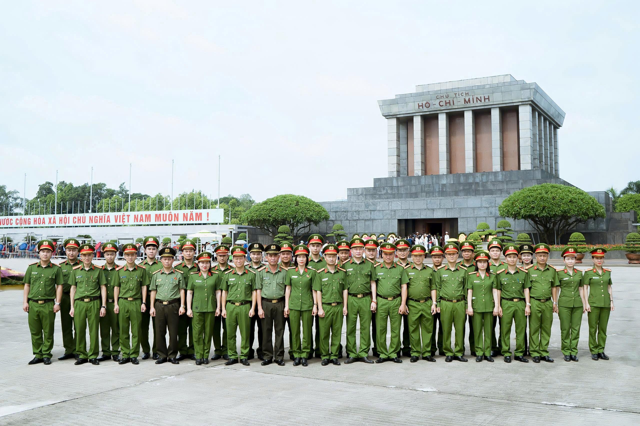 Công an phường Cửa Lò tổ chức hoạt động về nguồn