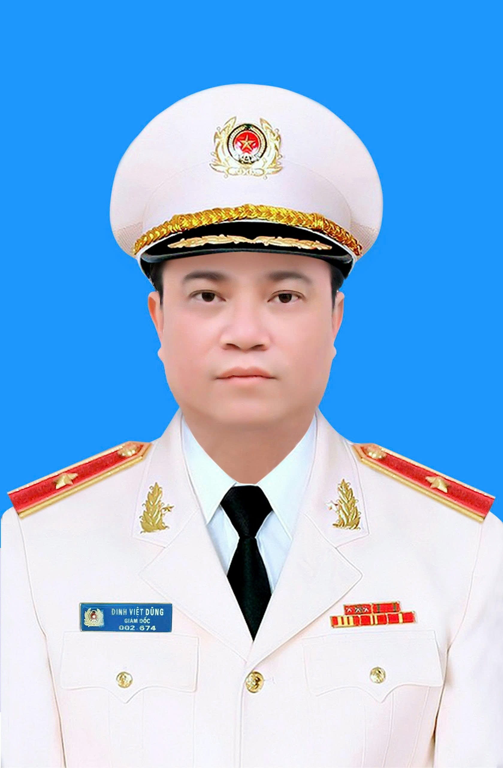Đồng chí Thiếu tướng Đinh Việt Dũng
Năm sinh: 1977
Quê quán: tỉnh Ninh Bình (Nam Định trước khi sáp nhập).
Chức vụ: Giám đốc Công an tỉnh Nghệ An (T6/2025 đến nay)