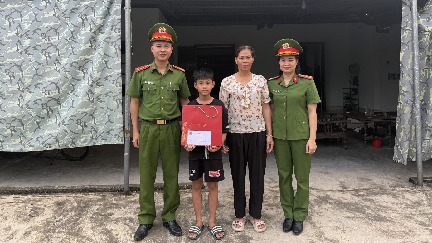 Công an xã Hạnh Lâm tiếp bước em nuôi đến trường