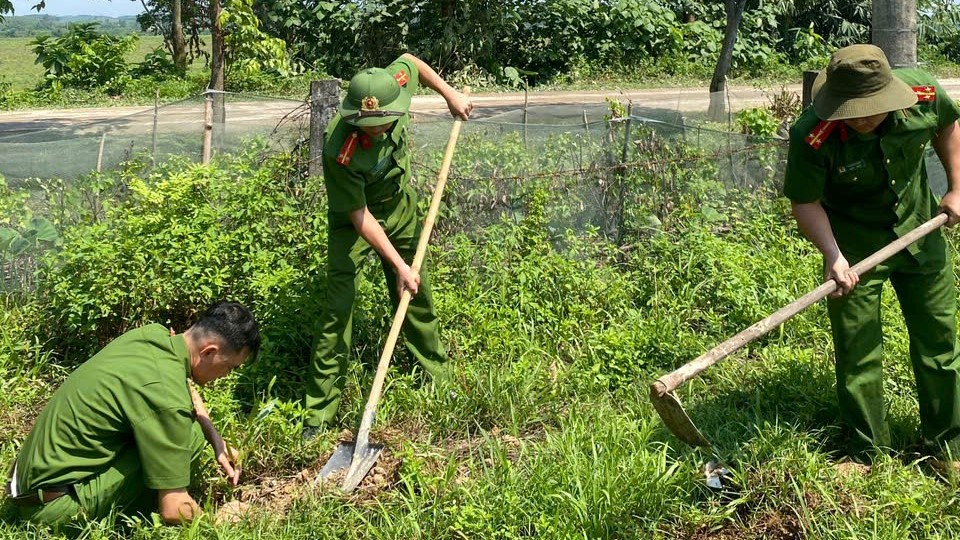 Công an xã Hạnh Lâm phát động trồng cây, phấn đấu đạt chỉ tiêu 1.000 cây xanh
