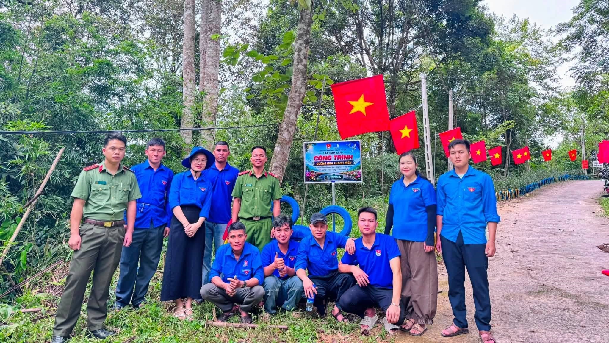 Tuổi trẻ xã Nậm Cắn thực hiện công trình thanh niên “Tuyến đường hoa”