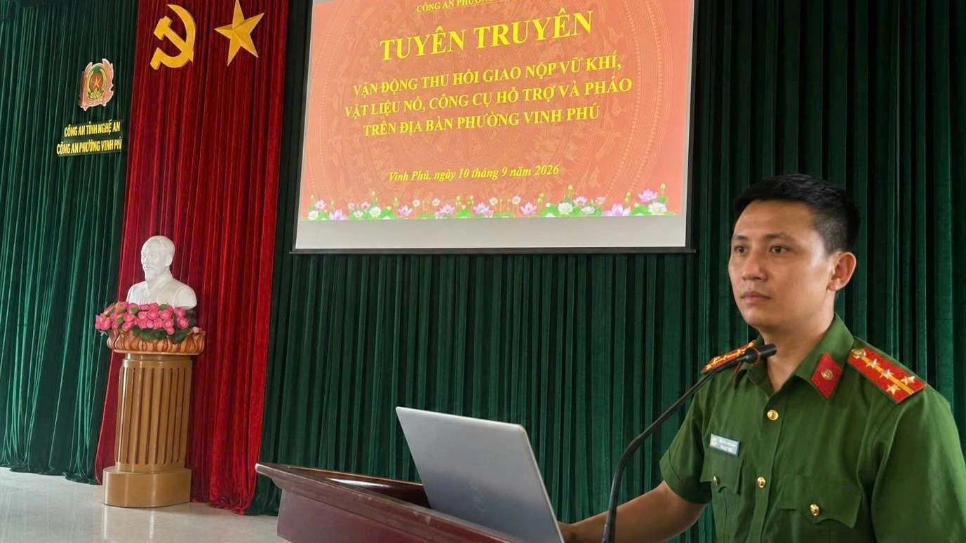 Công an phường Vinh Phú tuyên truyền, vận động thu hồi vũ khí, vật liệu nổ, công cụ hỗ trợ và pháo