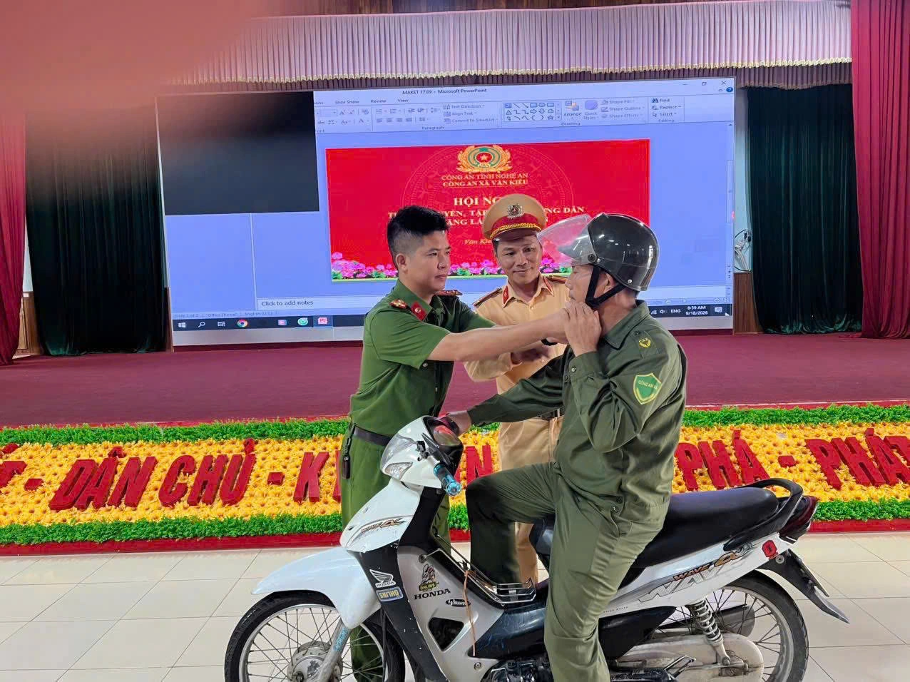 Công an xã Văn Kiều tuyên truyền, hướng dẫn kỹ năng lái xe an toàn