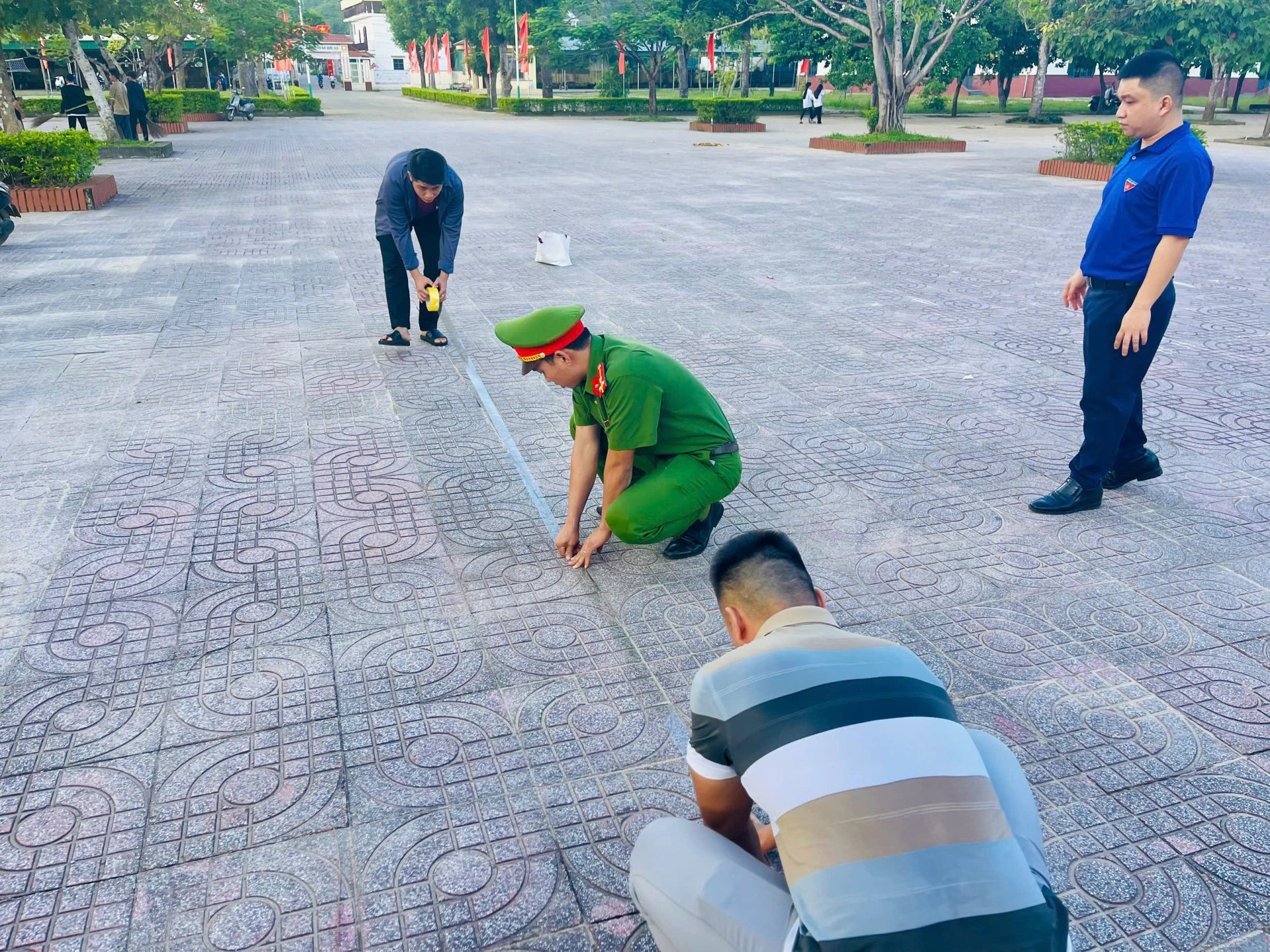 Công an xã Tân Phú hướng dẫn kỹ năng lái xe an toàn cho học sinh