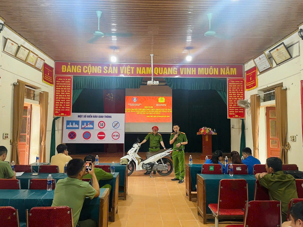 Công an xã Châu Tiến tuyên truyền, phổ biến pháp luật về trật tự, an toàn giao thông