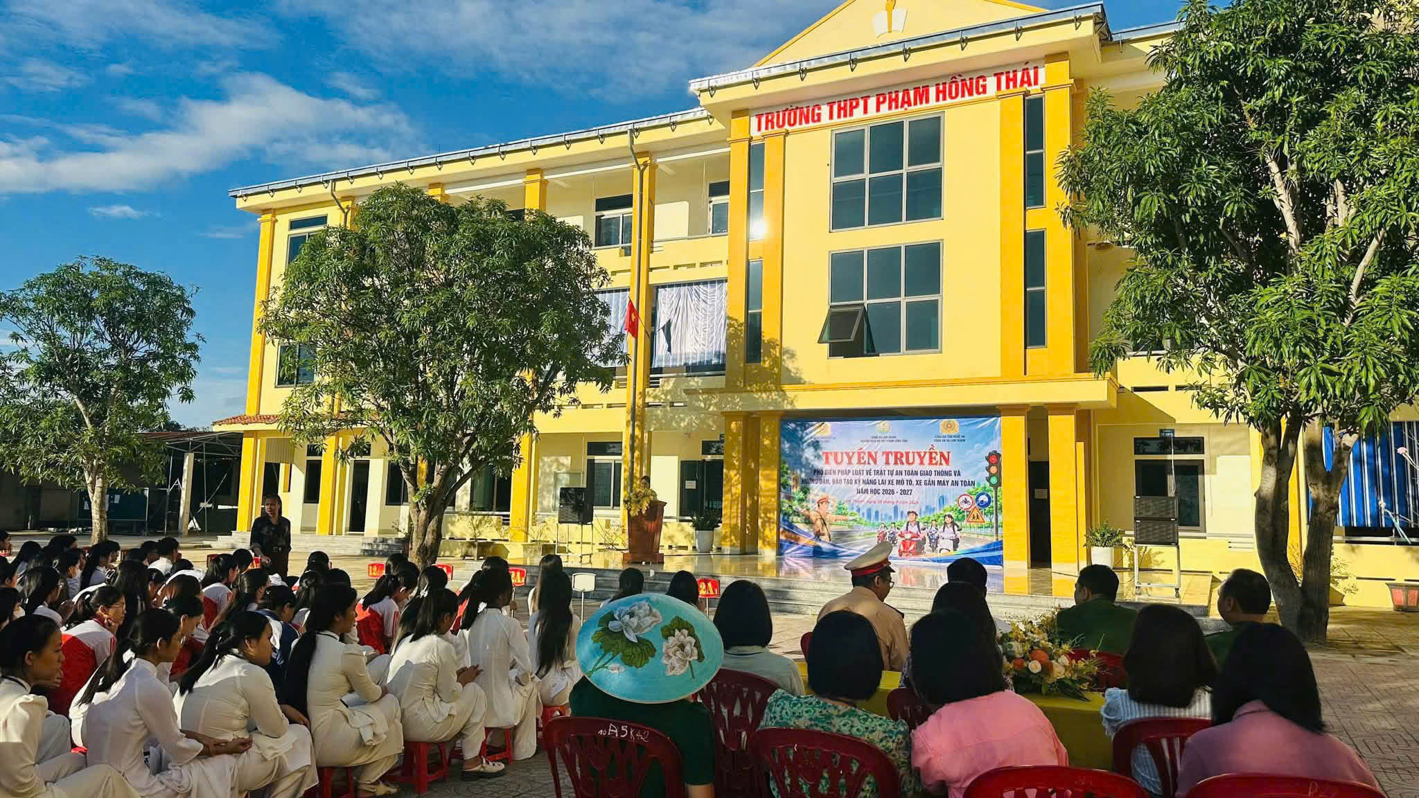 Công an xã Lam Thành tuyên truyền pháp luật về trật tự, an toàn giao thông tại trường học