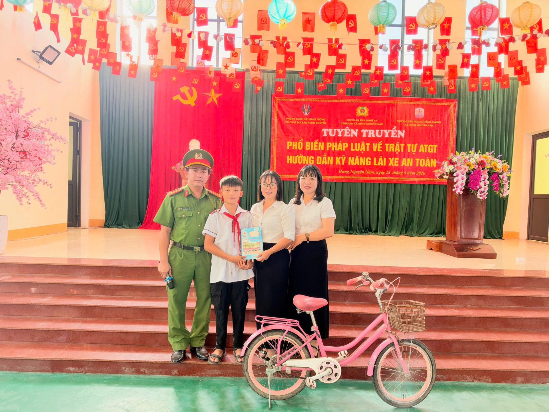 Công an xã Hưng Nguyên Nam tuyên truyền, phổ biến pháp luật về trật tự, an toàn giao thông