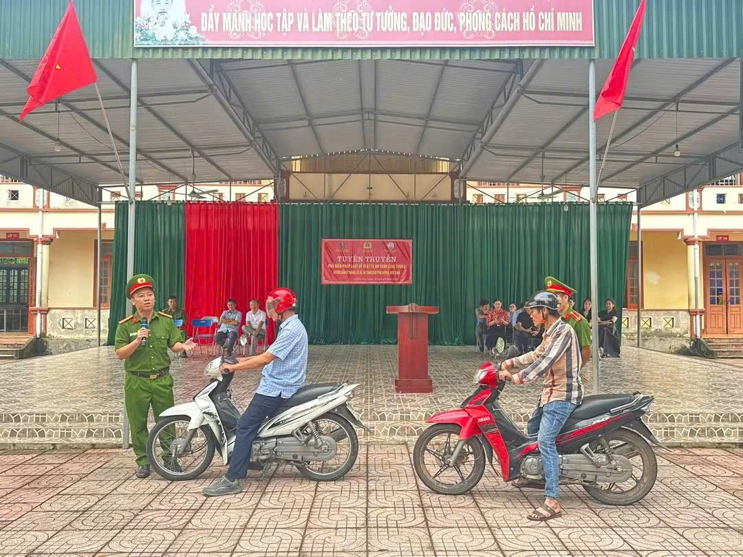 Công an xã Nghĩa Thọ tuyên truyền pháp luật về trật tự, an toàn giao thông