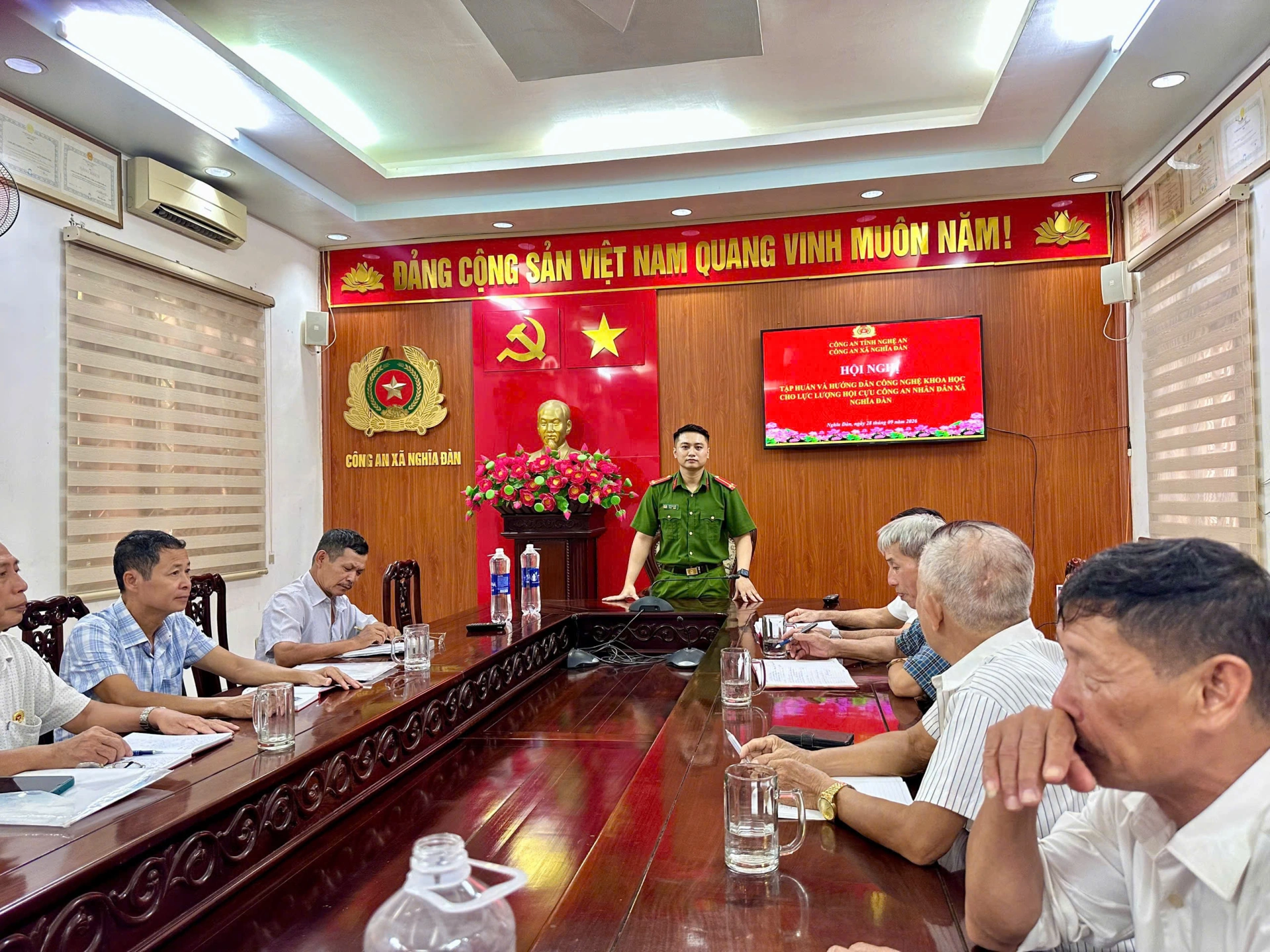 Công an xã Nghĩa Đàn tập huấn, hướng dẫn ứng dụng công nghệ cho Hội Cựu Công an nhân dân
