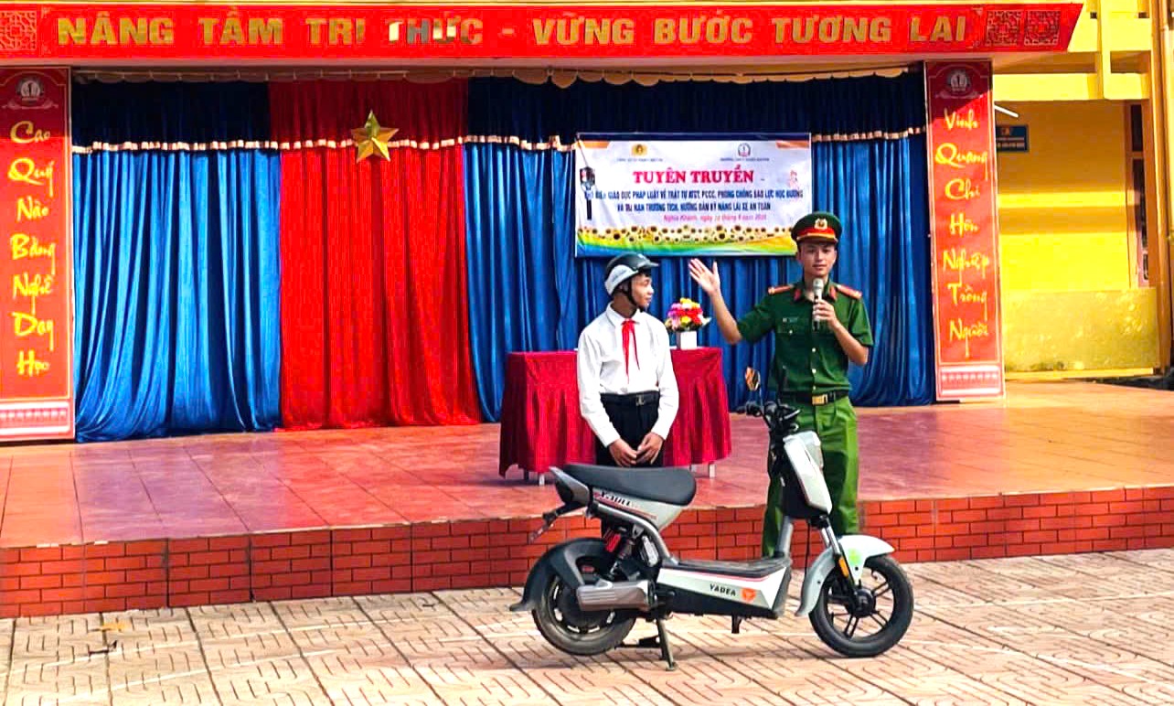 Công an xã Nghĩa Khánh tuyên truyền pháp luật, hướng dẫn kỹ năng lái xe an toàn