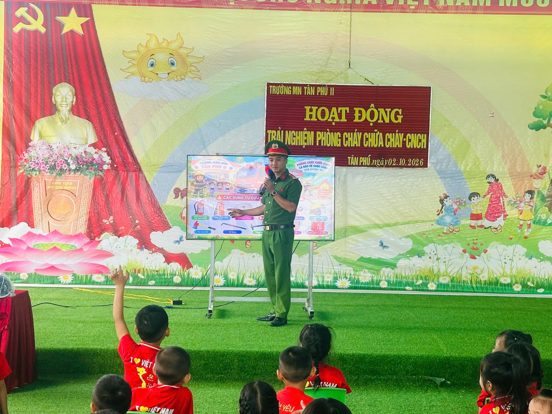 Công an xã Tân Phú tuyên truyền kiến thức, kỹ năng PCCC và CNCH cho học sinh