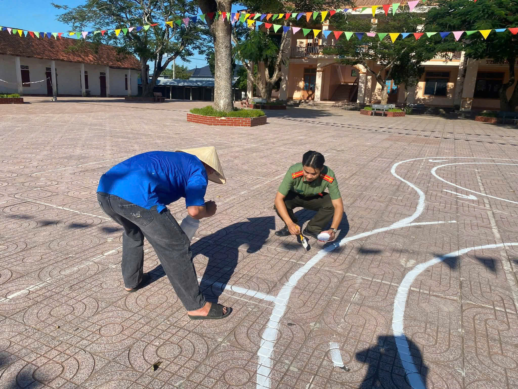 Công an xã Nghĩa Khánh hướng dẫn kỹ năng lái xe an toàn cho học sinh