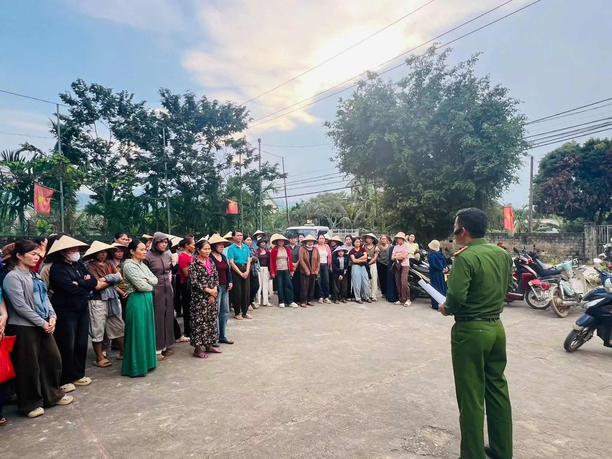 Công an xã Châu Bình tuyên truyền pháp luật, hướng dẫn kỹ năng lái xe an toàn