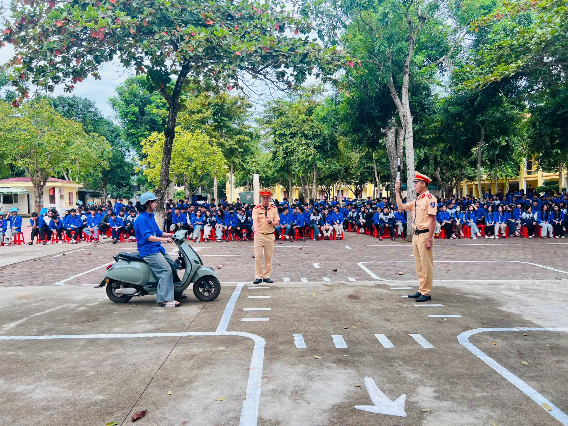 Công an xã Nghĩa Đàn tuyên truyền, hướng dẫn kỹ năng lái xe an toàn cho học sinh