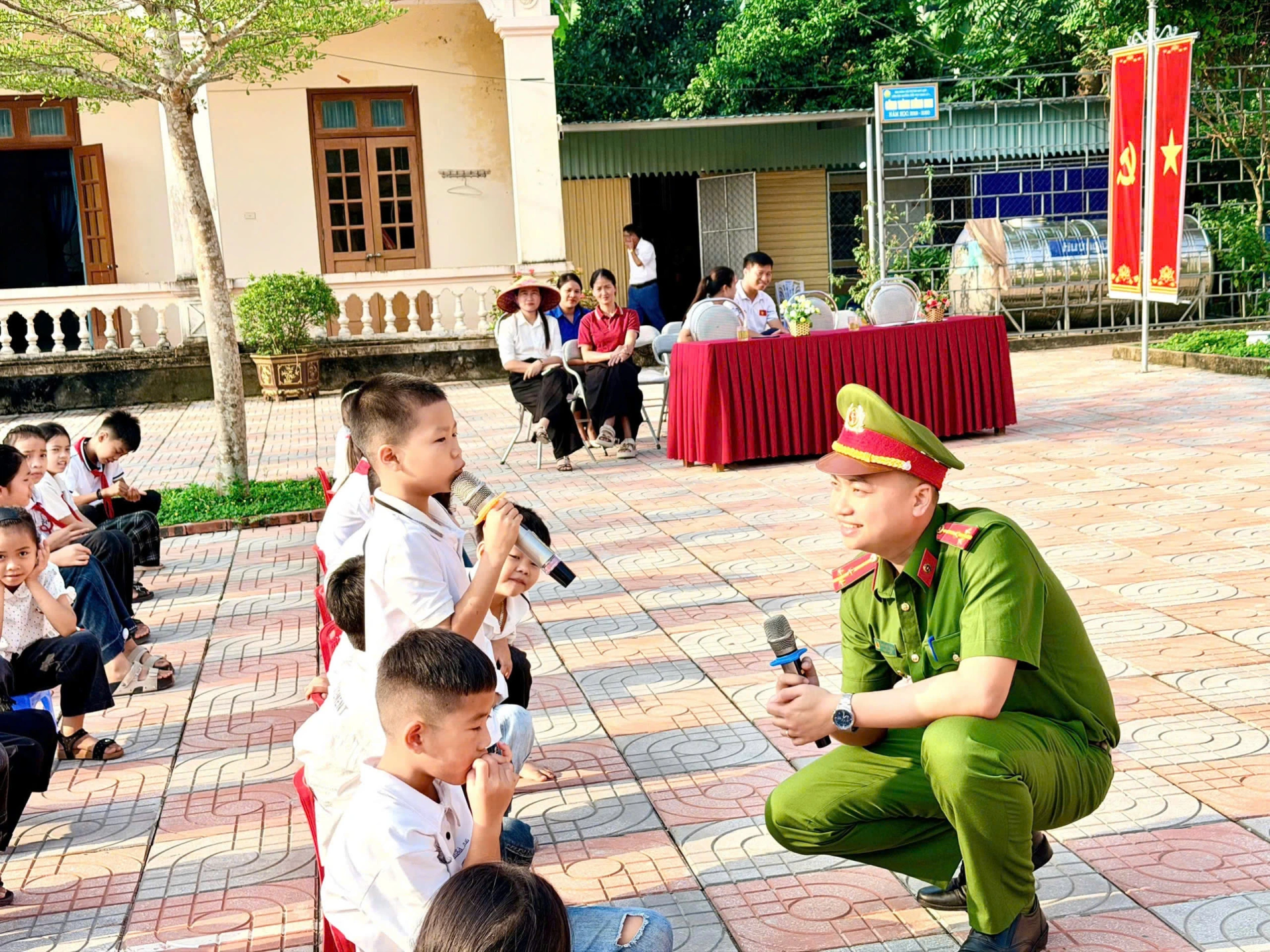 Tuyên truyền, phổ biến, giáo dục pháp luật và trang bị kỹ năng an toàn cho học sinh