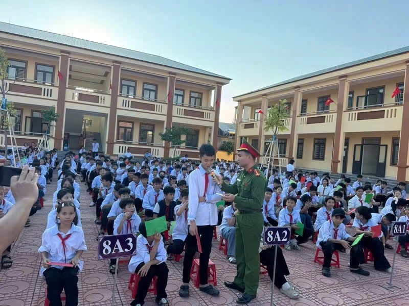 Công an xã Yên Thành tuyên truyền, phổ biến pháp luật trong trường học