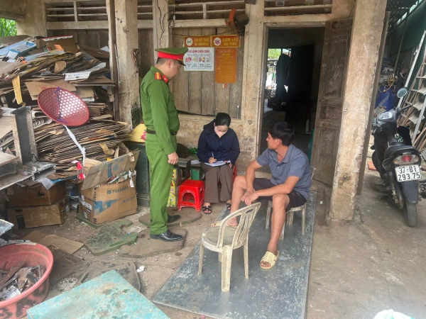 Công an xã Nghĩa Lâm giải tỏa hành lang an toàn giao thông