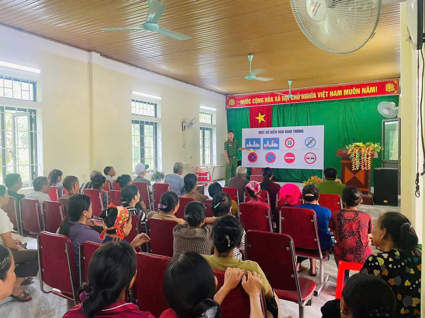 Công an xã Châu Tiến tuyên truyền pháp luật về an toàn giao thông