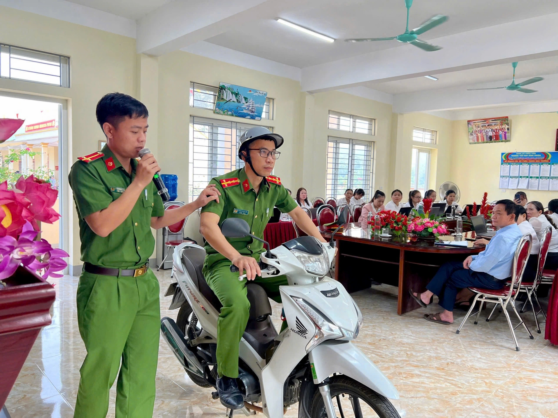Công an xã Châu Tiến tuyên truyền pháp luật về trật tự, an toàn giao thông