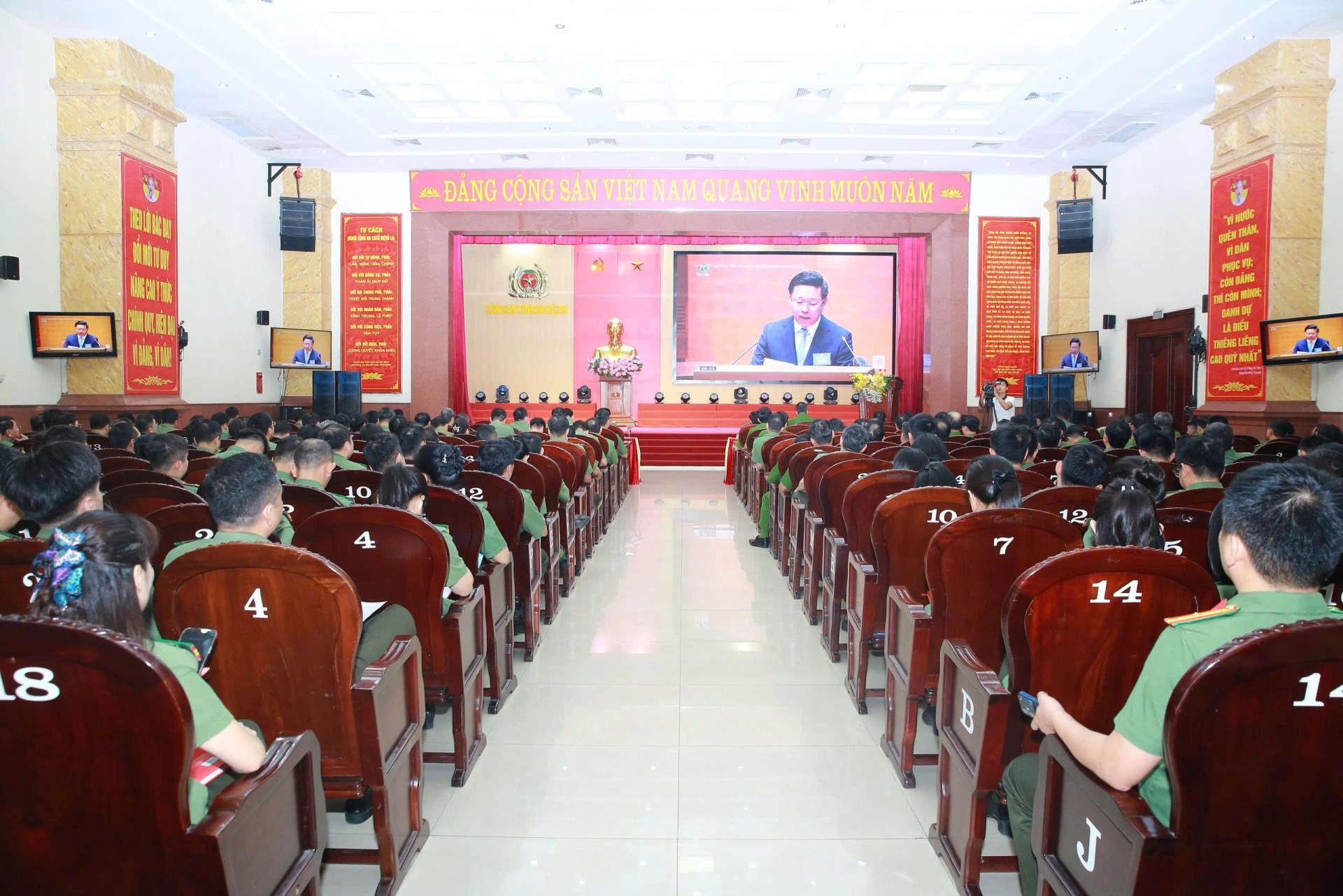 Hội nghị toàn quốc nghiên cứu, học tập, quán triệt và triển khai thực hiện Nghị quyết Hội nghị lần thứ tư Ban Chấp hành Trung ương Đảng khóa XIV