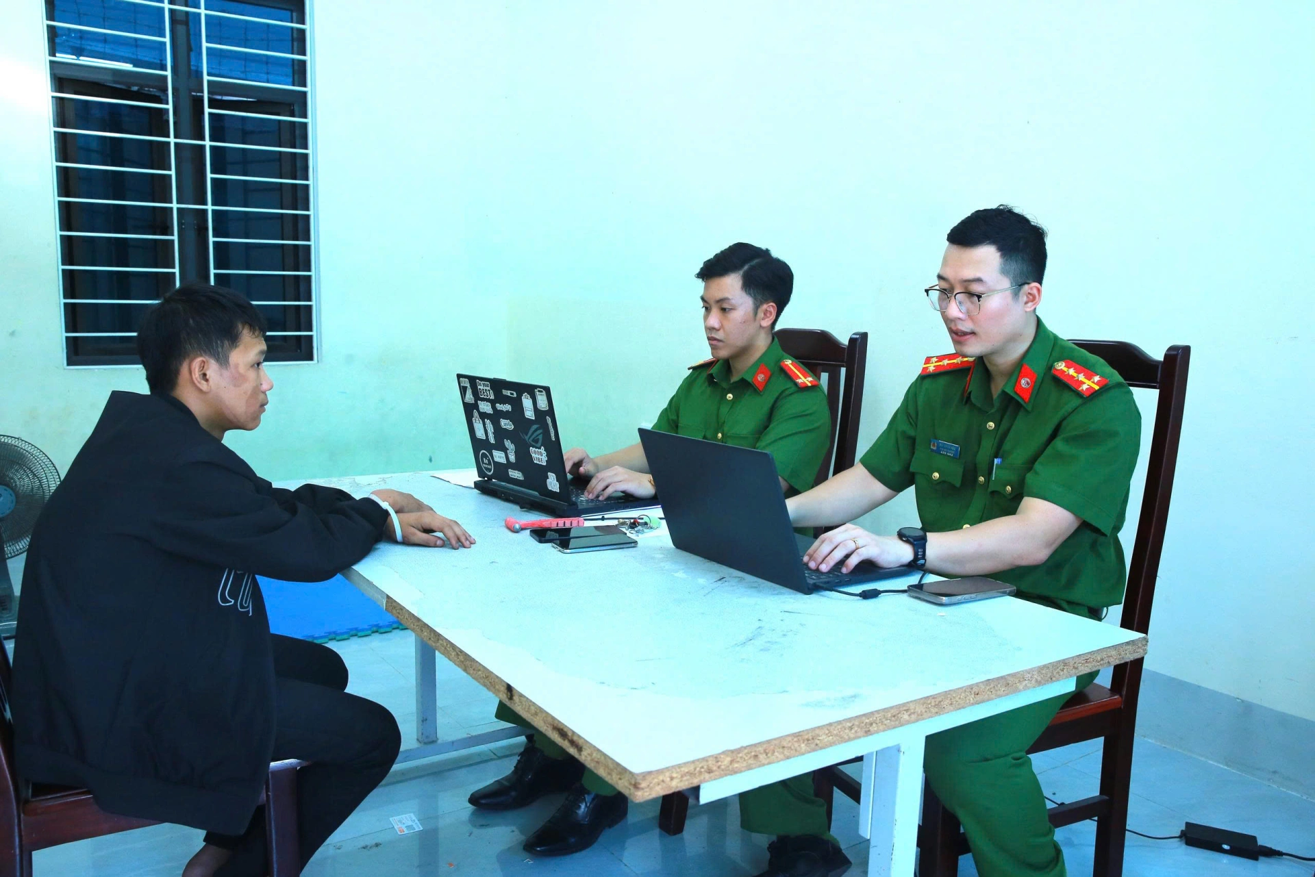 Bắt nhanh nhóm đối tượng đập kính nhiều xe ô tô tại phường Thành Vinh và xã Diễn Châu