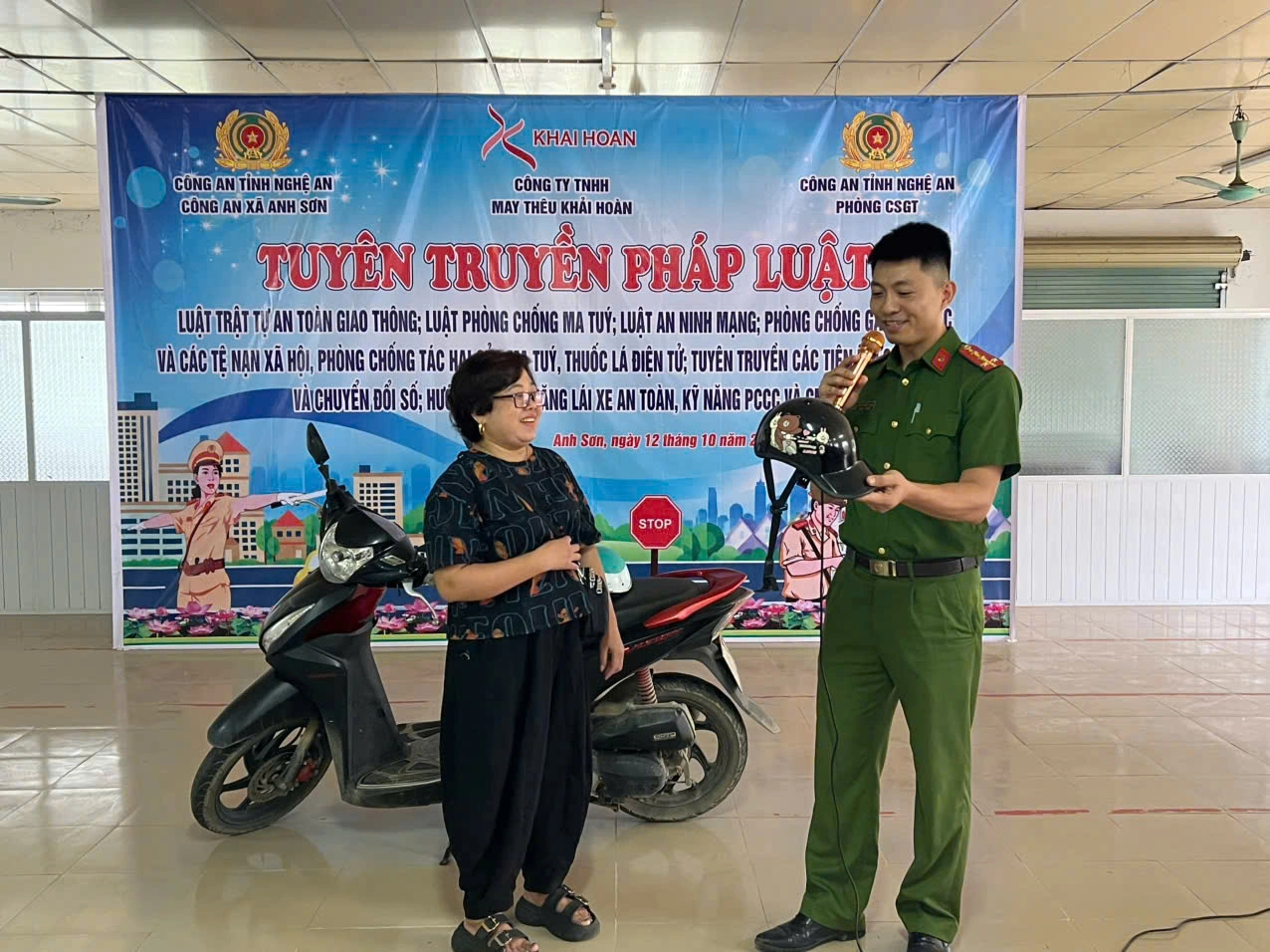 Công an xã Anh Sơn tuyên truyền pháp luật về trật tự, an toàn giao thông