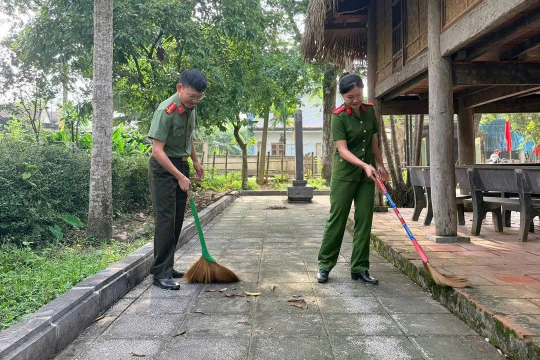 Công an xã Môn Sơn dọn dẹp vệ sinh, chỉnh trang khuôn viên tại Khu di tích lịch sử