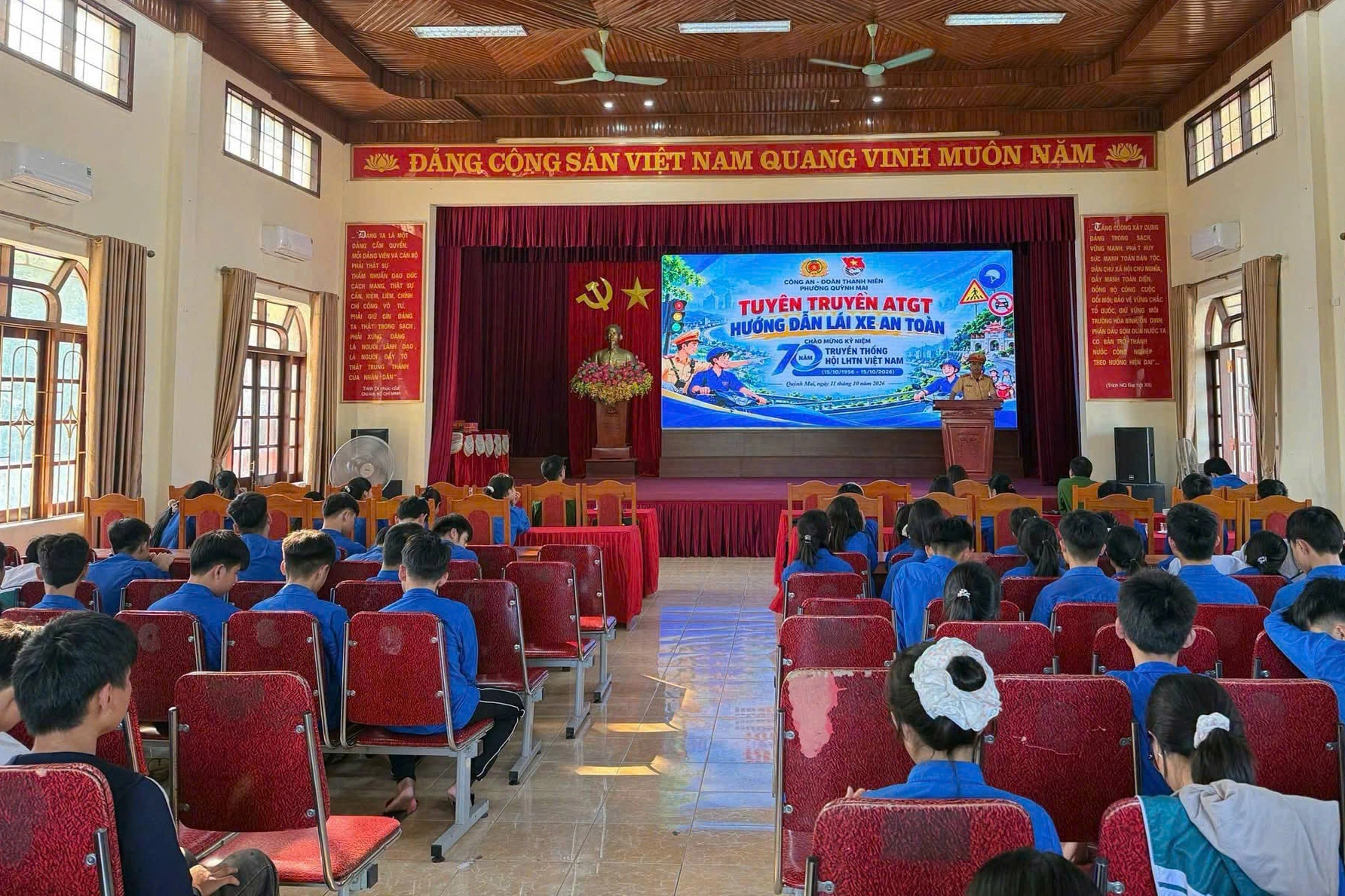 Công an phường Quỳnh Mai tuyên truyền, phổ biến Pháp luật về ATGT và hướng dẫn kỹ năng lái xe an toàn