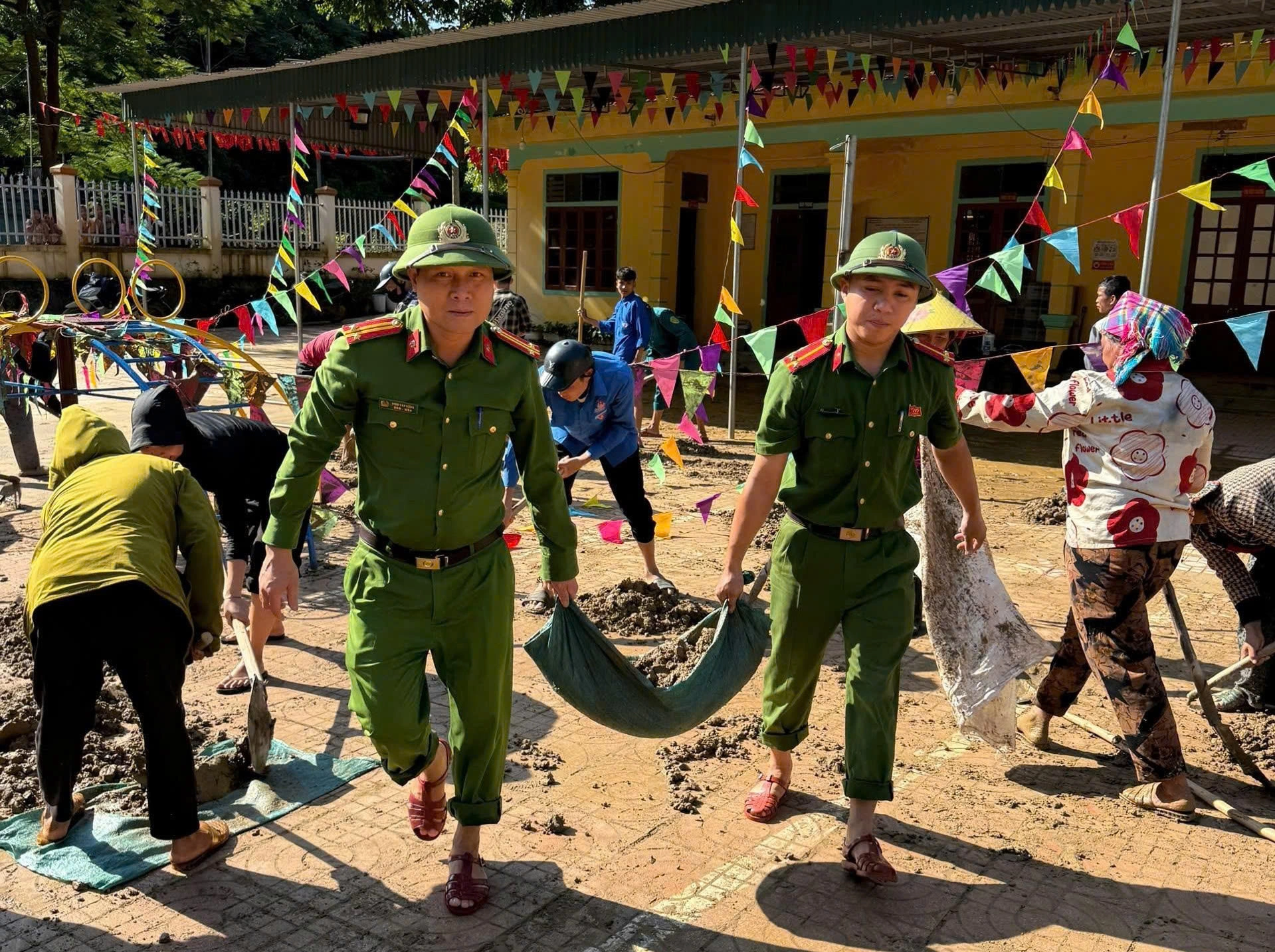 Công an xã Bắc Lý phối hợp khắc phục hậu quả mưa lũ tại trường học