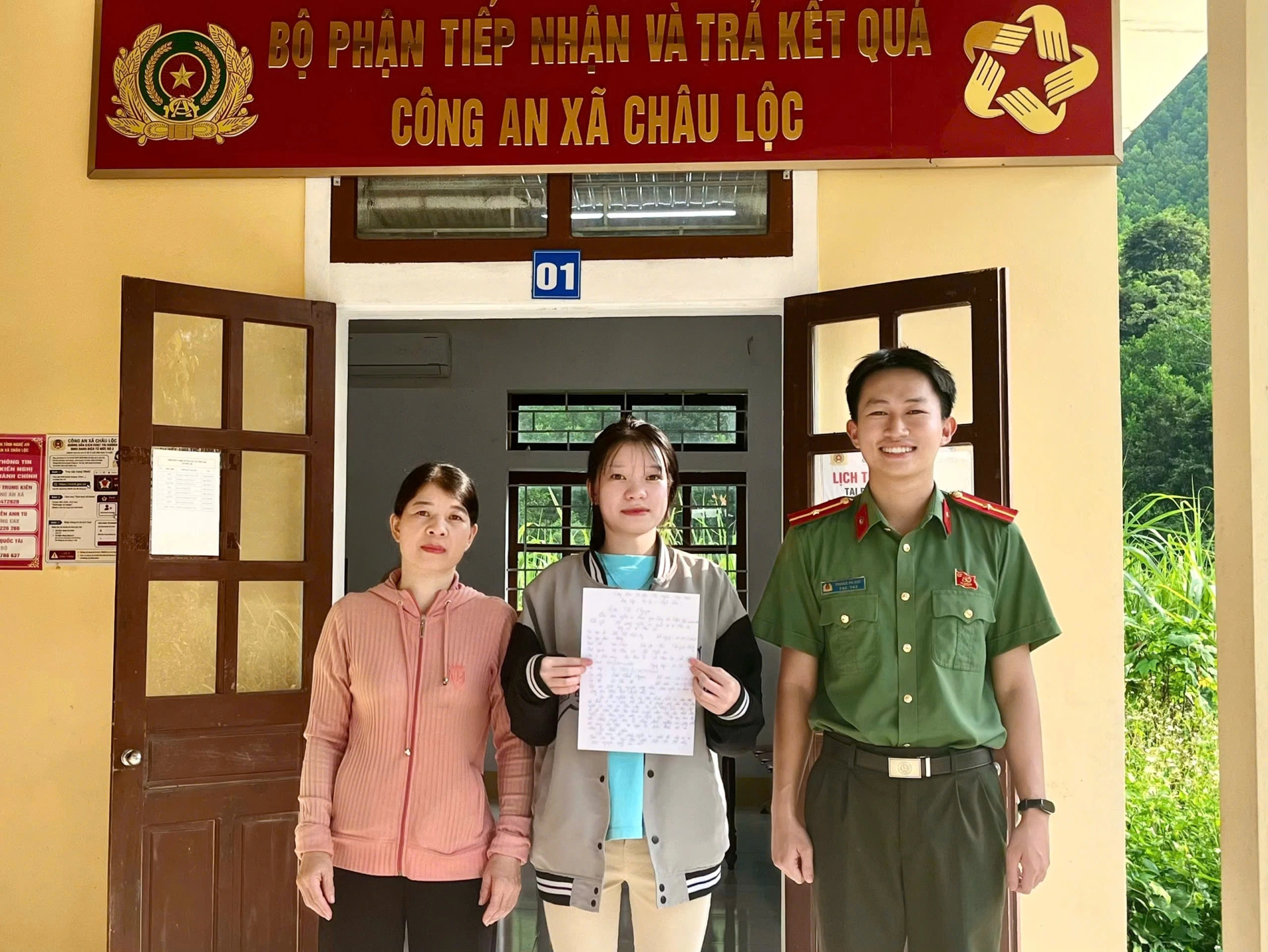 Hai nữ thanh niên tình nguyện đăng ký nghĩa vụ Công an nhân dân năm 2027