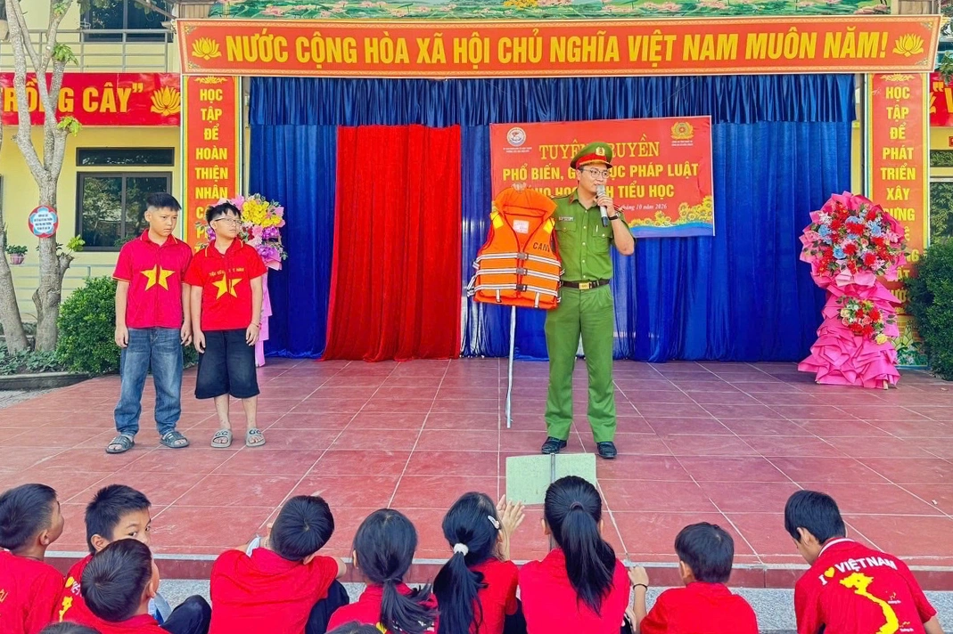 Công an xã Mậu Thạch tuyên truyền pháp luật cho học sinh