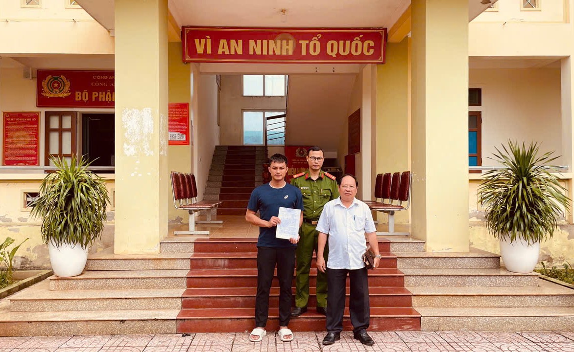 Dưới sự chứng kiến của Công an xã Giai Lạc, ông Nguyễn Duy Thanh trao trả 01 tỷ đồng cho anh Y Nguyên Niê