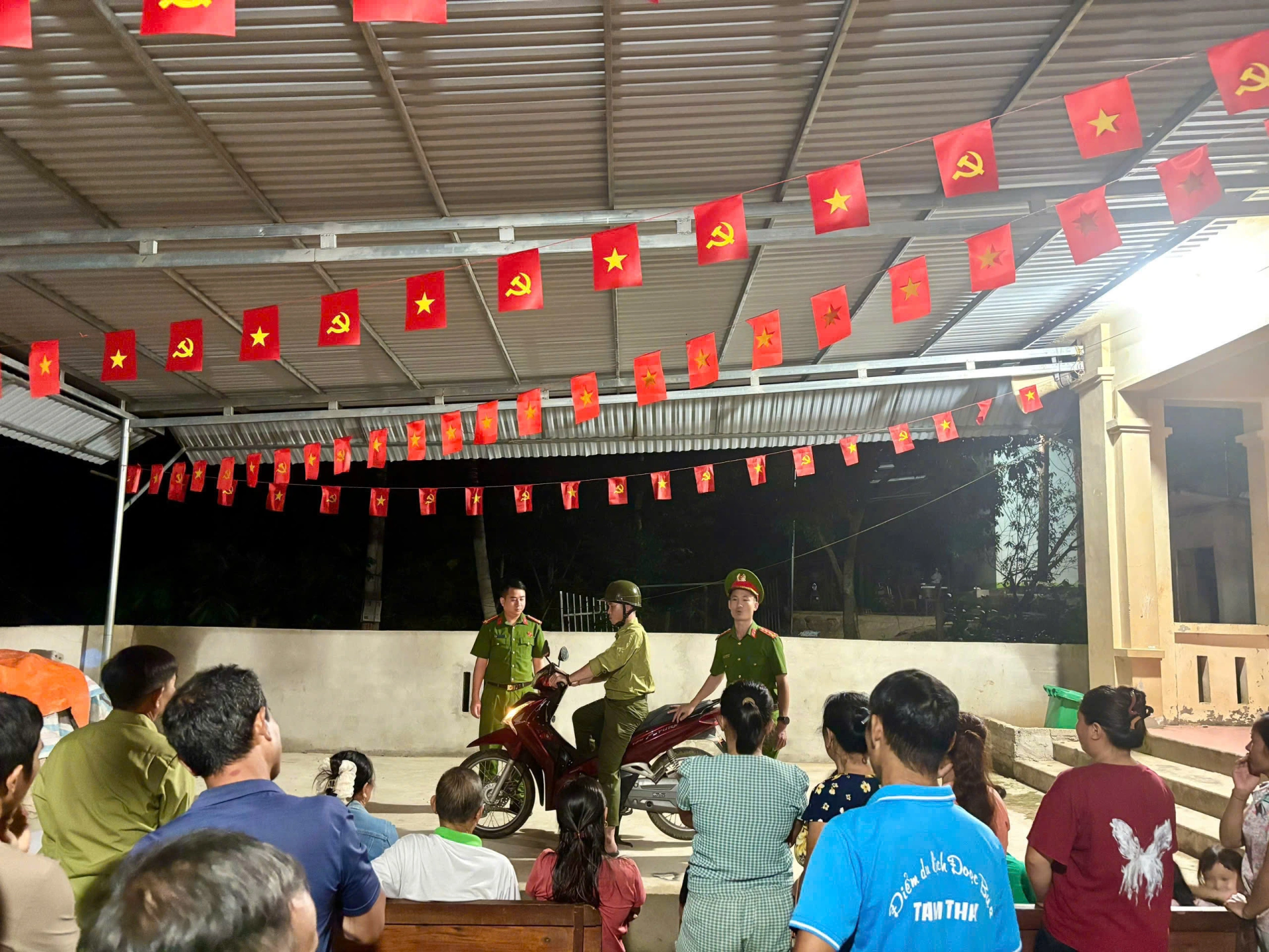Công an xã Tam Thái tuyên truyền Luật trật tự, an toàn giao thông đường bộ tại bản Đọc Búa