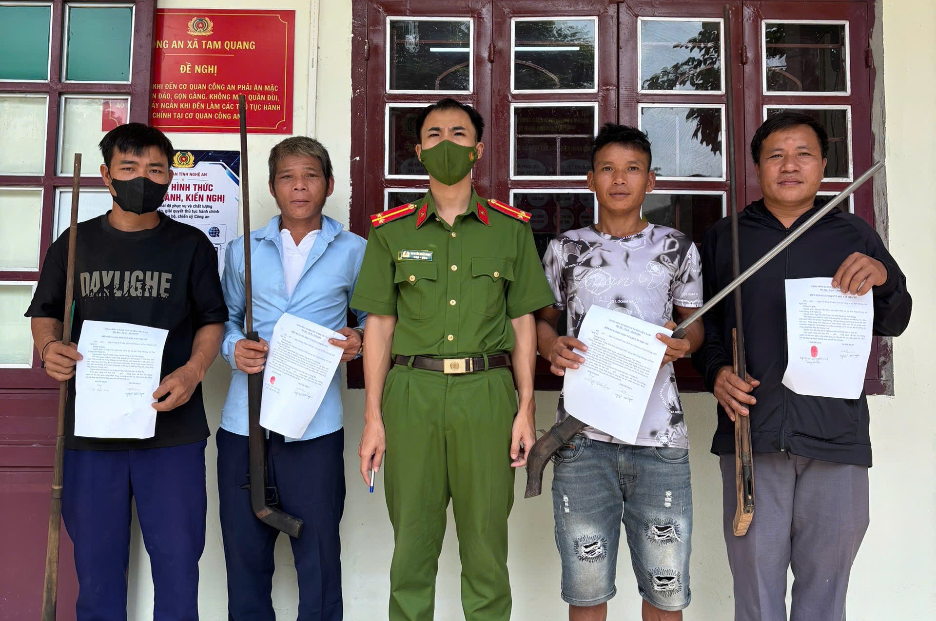 Công an xã Tam Quang: vận động người dân tự nguyện giao nộp vũ khí, vật liệu nổ, công cụ hỗ trợ