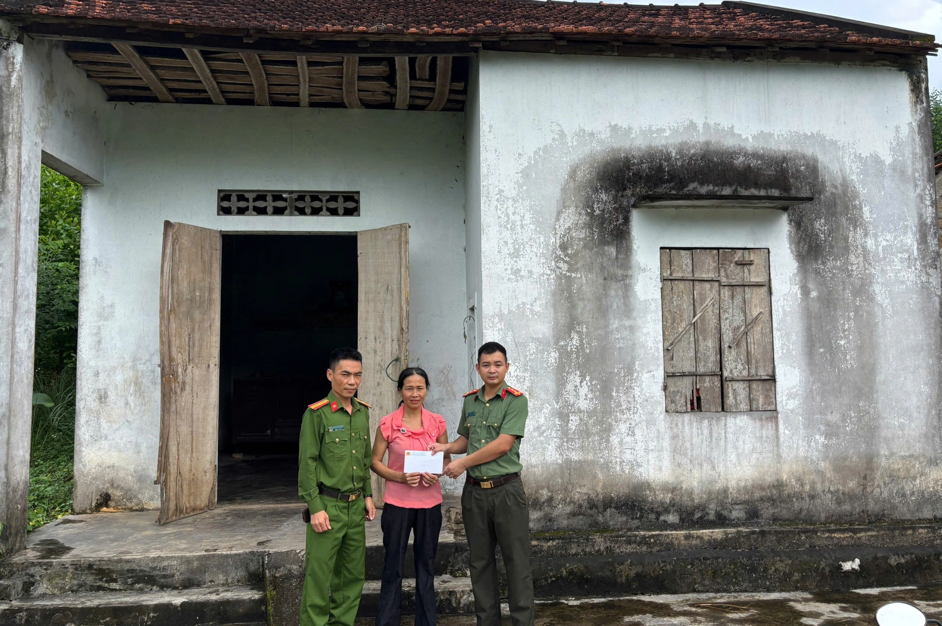 Công an xã Giai Xuân trao kinh phí đỡ đầu học sinh có hoàn cảnh đặc biệt khó khăn