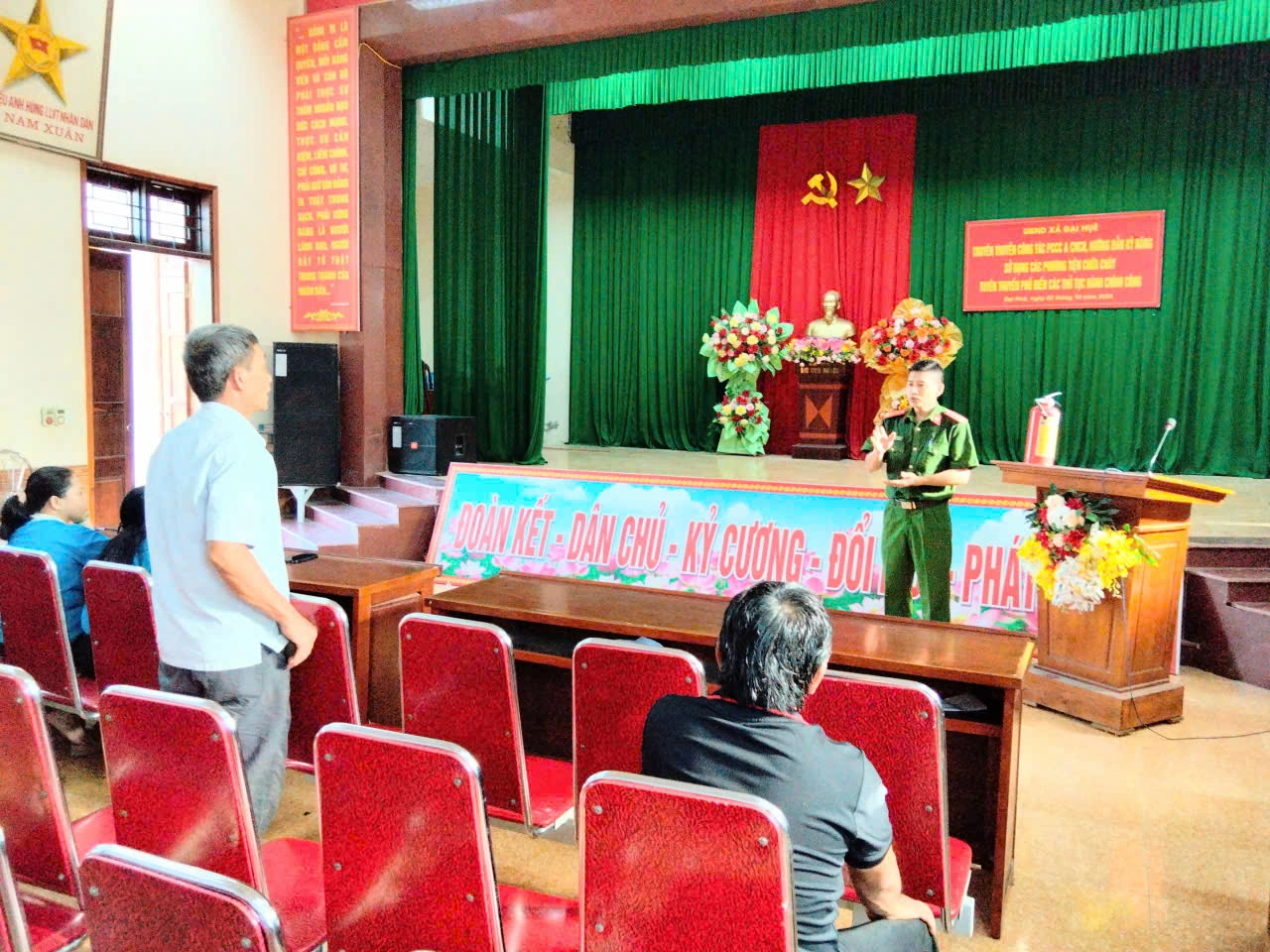 Công an xã Đại Huệ tuyên truyền phòng cháy, chữa cháy và hướng dẫn thủ tục hành chính công
