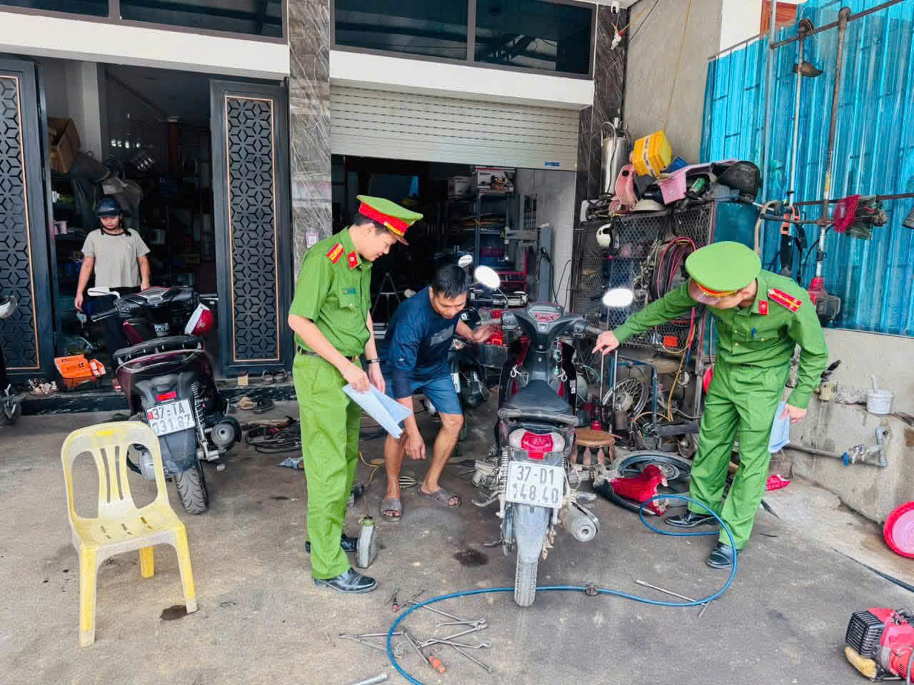 Công an xã Tam Thái rà soát, kiểm tra và làm sạch dữ liệu đăng ký xe