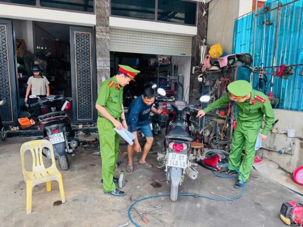 Công an xã Tam Thái rà soát, kiểm tra và làm sạch dữ liệu đăng ký xe